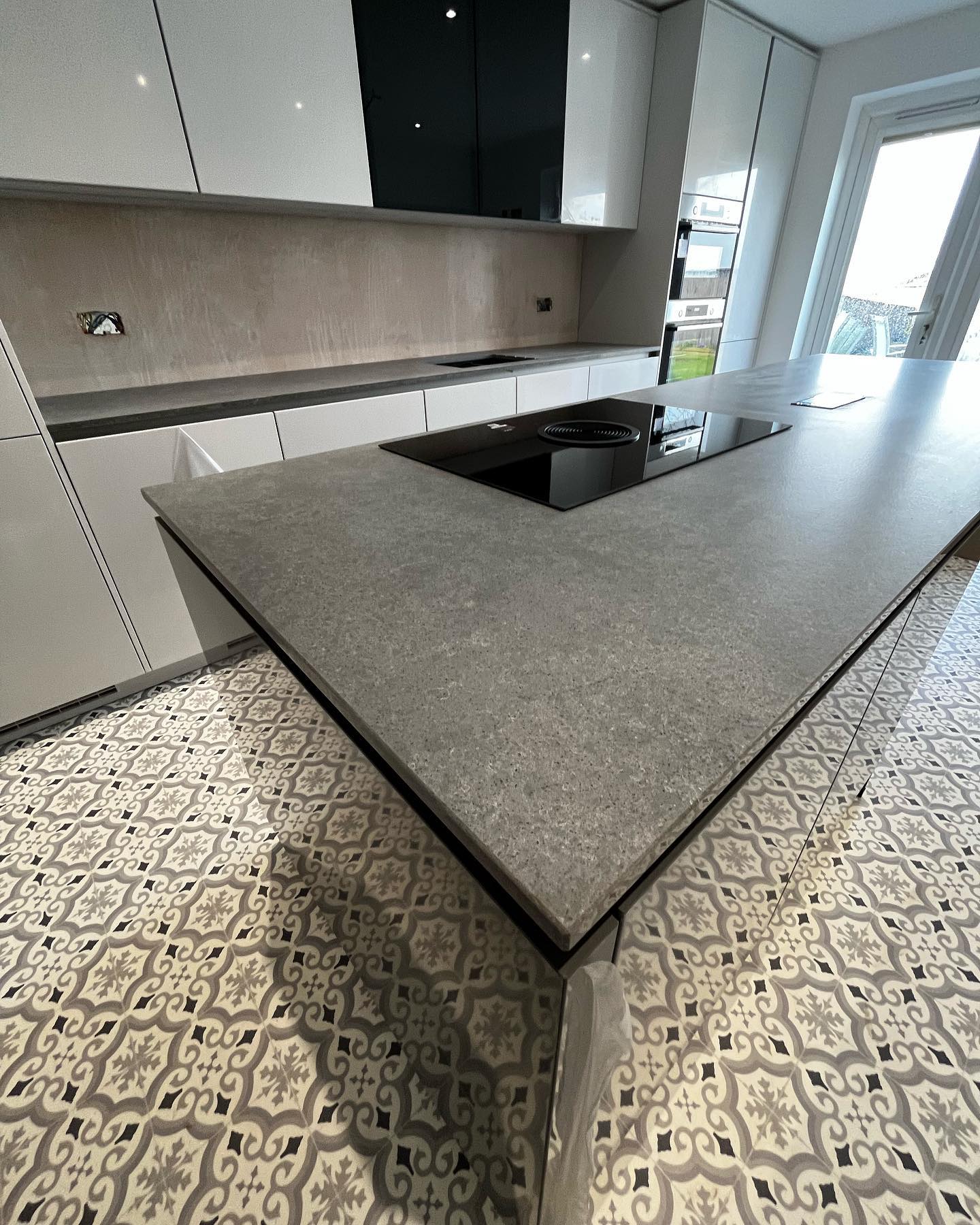 Smokestack quartz worktop, dark dramatic veining
